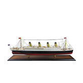 Fából és fémből készült, részletgazdag hajómodell a világhírű Titanic nevű hajóról.